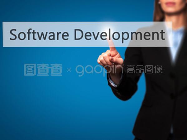 指尖商機 女商人按下技術按鈕，開啟軟件開發與銷售新篇章